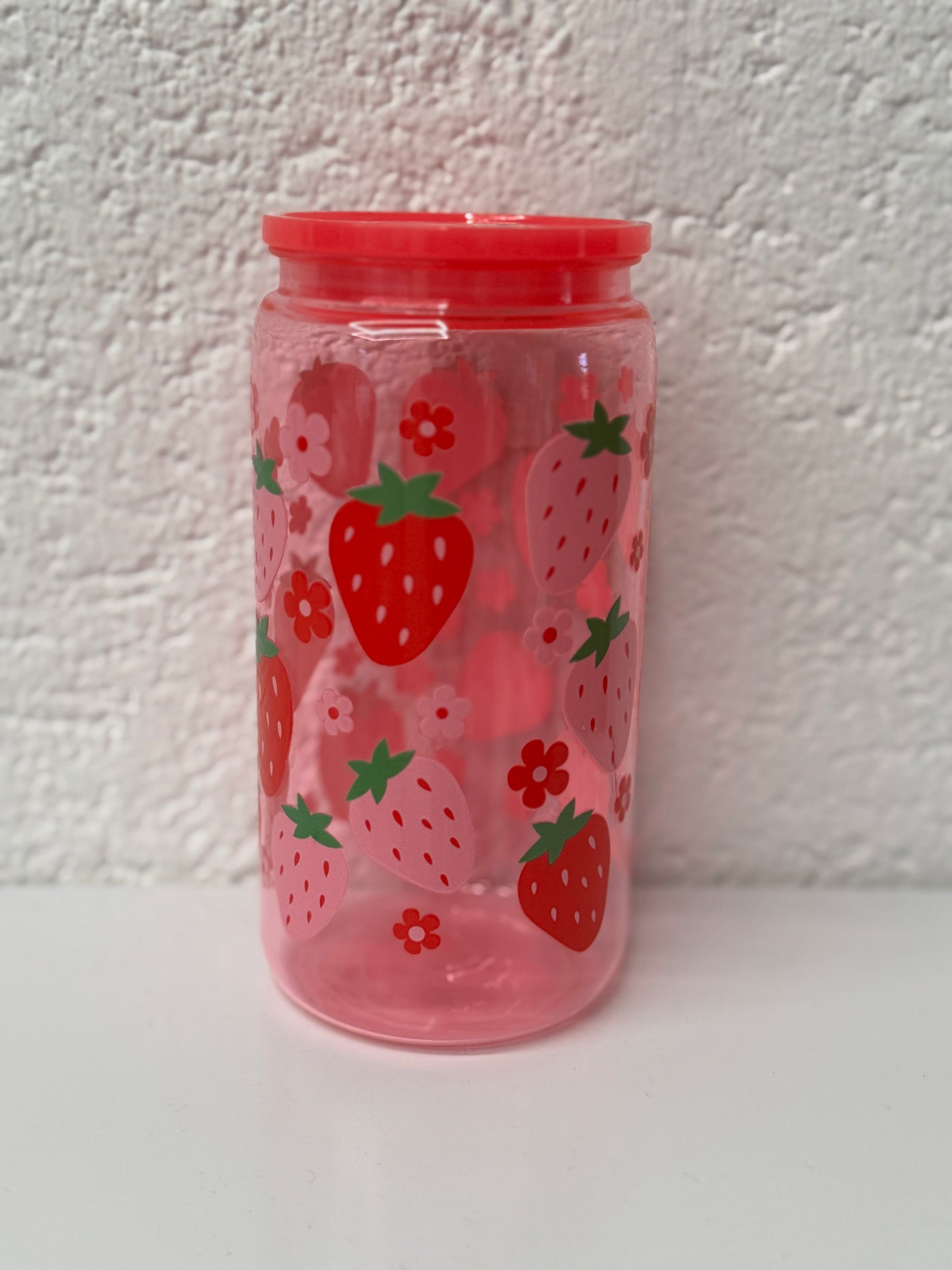 Erdbeerbecher mit Strohhalm