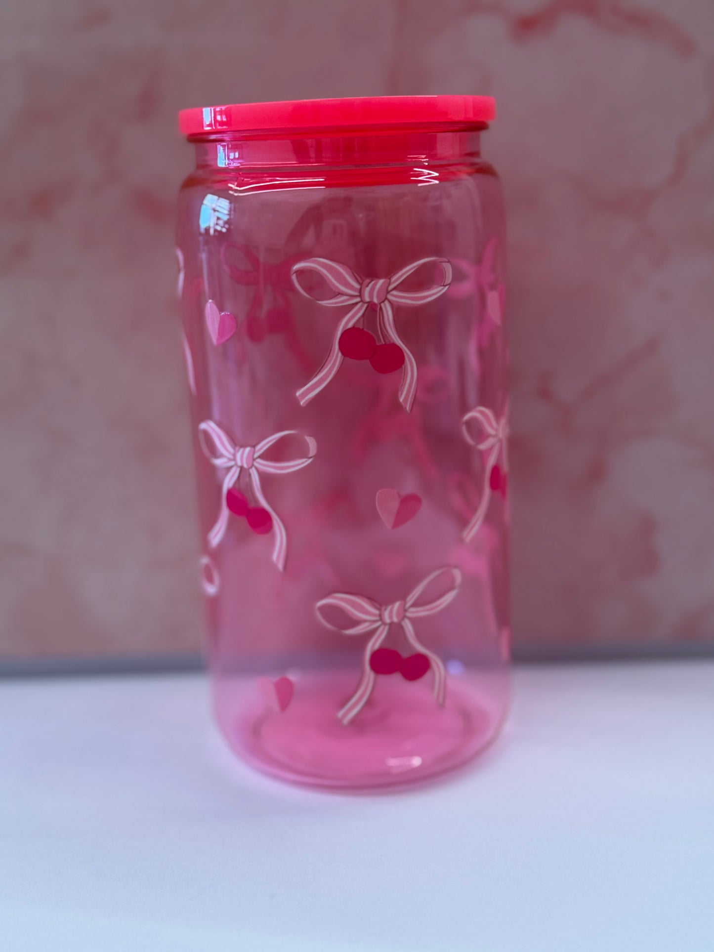 Becher mit Strohhalm