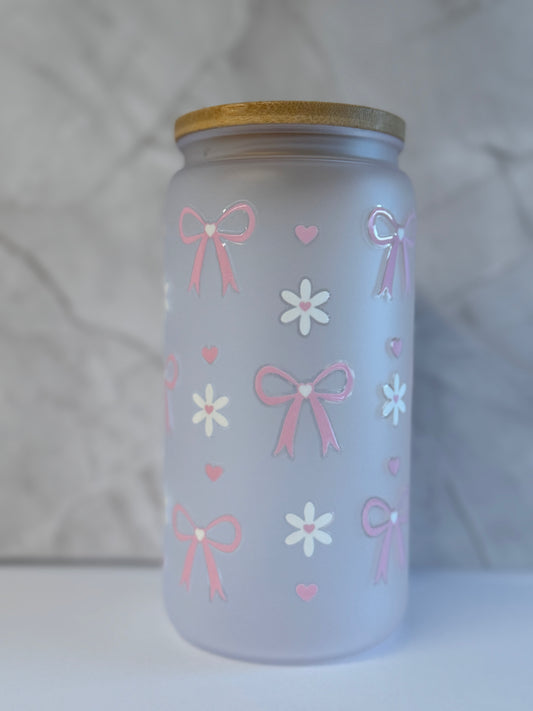 Becher mit Strohhalm