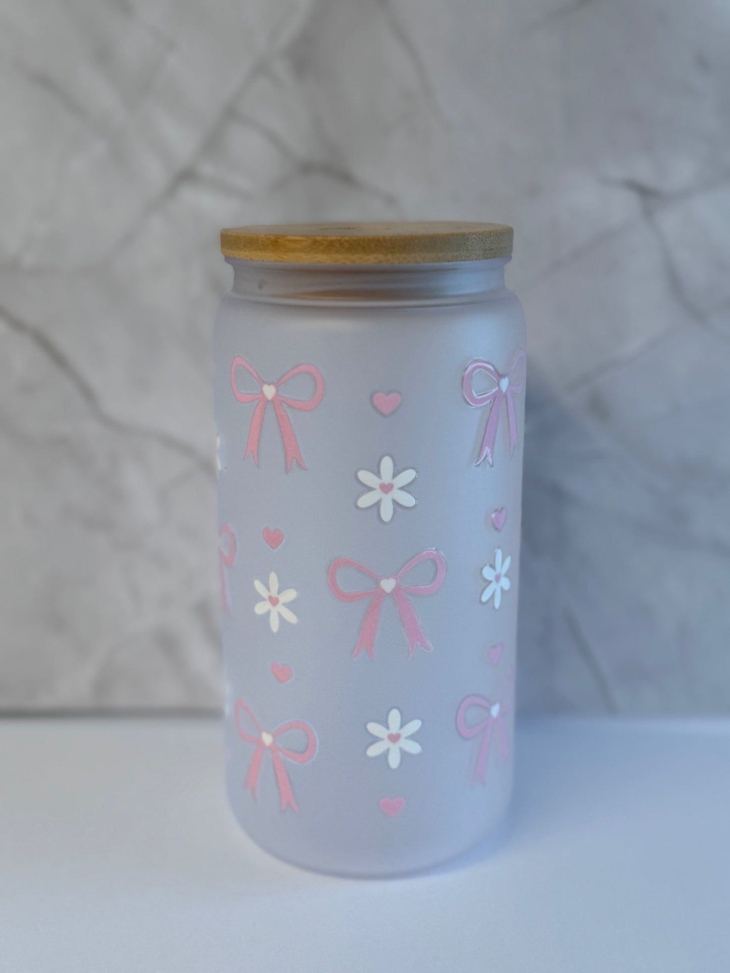 Becher mit Strohhalm