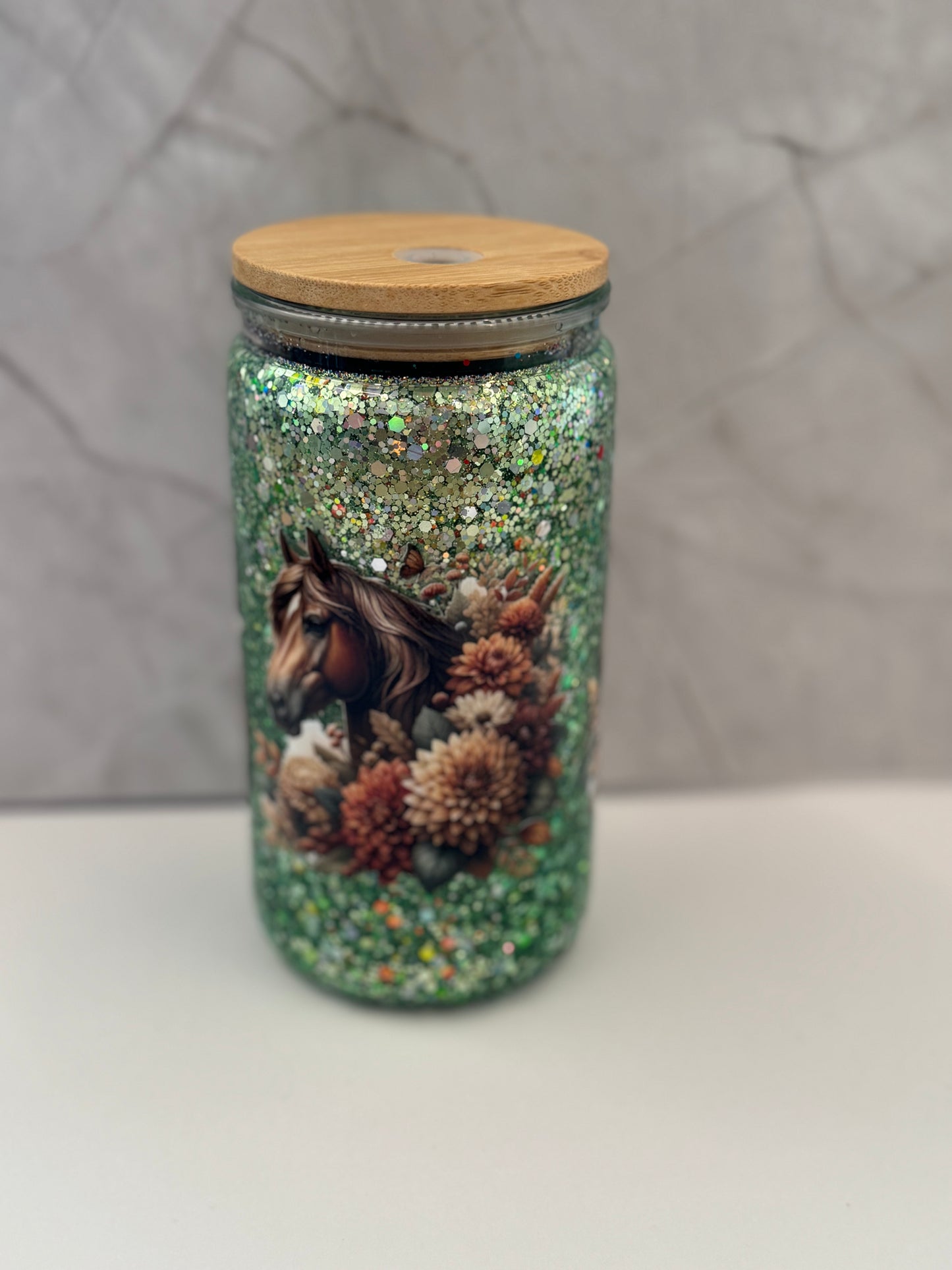 Glitzerbecher mit Strohhalm